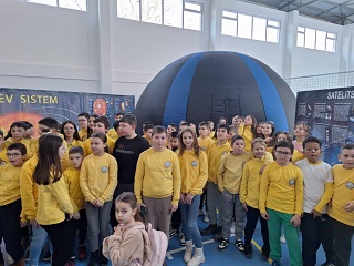 ПАТУВАЊЕ НИЗ СОSВЕЗДИЈАТА, СОЛАРНИОТ СИСТЕМ И ДЛАБОКАТА ПРОСТОРКА ВО МОБИЛЕН ПЛАНЕТАРИУМ
