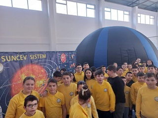 ПАТУВАЊЕ НИЗ СОSВЕЗДИЈАТА, СОЛАРНИОТ СИСТЕМ И ДЛАБОКАТА ПРОСТОРКА ВО МОБИЛЕН ПЛАНЕТАРИУМ